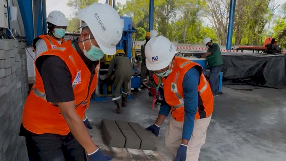 PLN Hadirkan Program Pemanfaatan FABA PLTU Palu 3 untuk Paving Block dan Batako