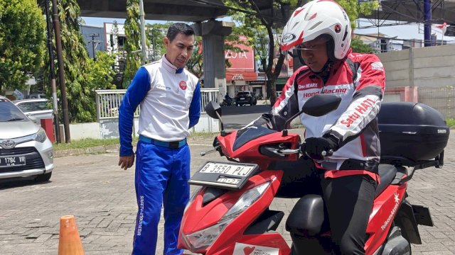 Wanny selaku instruktur safety riding Asmo Sulsel sata mengedukasi kepada pegawai Telkom Akses Makassar. Foto: Istimewa.