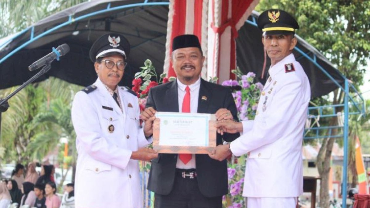 Momentum HUT RI, Anggota DPRD Serahkan Penghargaan Pajak kepada Desa Sumber Makmur