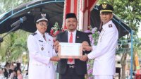 Momentum HUT RI, Anggota DPRD Serahkan Penghargaan Pajak kepada Desa Sumber Makmur