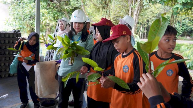 Siswa berkunjung ke Nursery PT Vale. Foto: Istimewa.