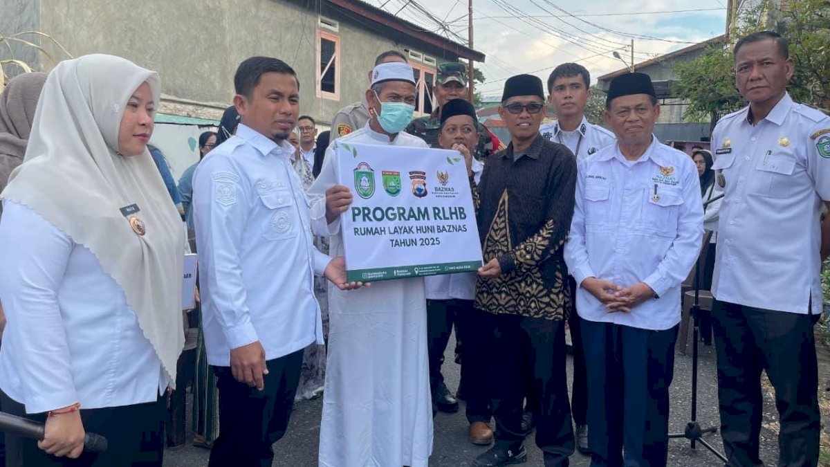 Tasming Hamid Salurkan BTT dan Material Bangunan untuk Korban Kebakaran