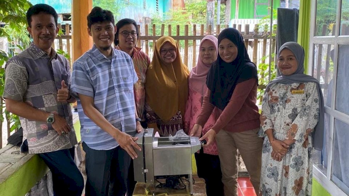 Tim AKOM Bantaeng Kembangkan Alat Pengiris Pisang Untuk Dukung Produktivitas IKM Banana Twins