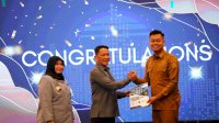 Kakanwil Kemenkum Sulsel Serahkan Sertifikat Peacemaker Justice Award dan STR Posbakum kepada Kepala Desa