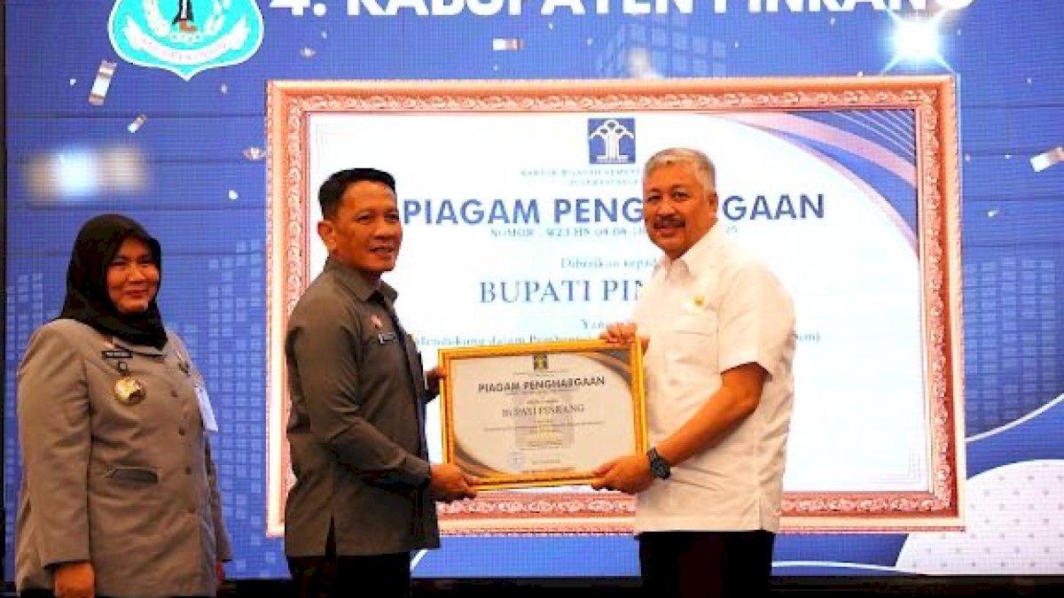 Kakanwil Kemenkum Sulsel Serahkan Penghargaan 17 Kabupaten/Kota Capaian 100% Pembentukan Posbakum