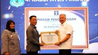 Kakanwil Kemenkum Sulsel Serahkan Penghargaan 17 Kabupaten/Kota Capaian 100% Pembentukan Posbakum