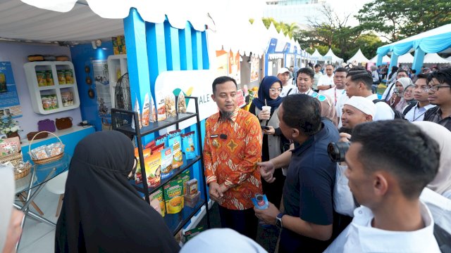 Gubernur Sulsel Andi Sudirman Sulaiman saat melihat produk UMKM binaan PT Vale di Sulsel UMKM Expo Andalan Hati. Foto: Istimewa.