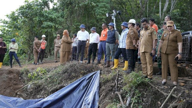 Bupati Luwu Timur Irwan Bachri Syam bersama Direktur Utama MIND ID Maroef Sjamsoeddin meninjau langsung penanganan kebocoran pipa di Desa Lioka. Foto: Istimewa.