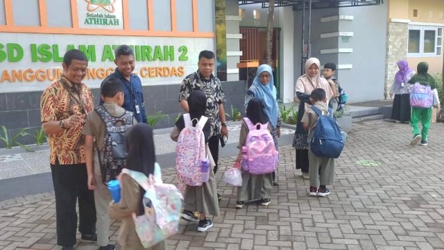 Tradisi Sapa Pagi Sekolah Islam Athirah. Foto: Istimewa.