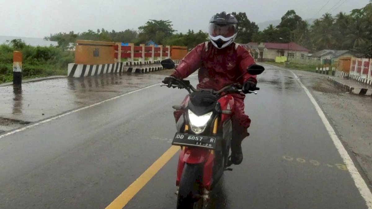 Begini Tips Berkendara Aman di Jalan Licin dan Berpasir ala Asmo Sulsel