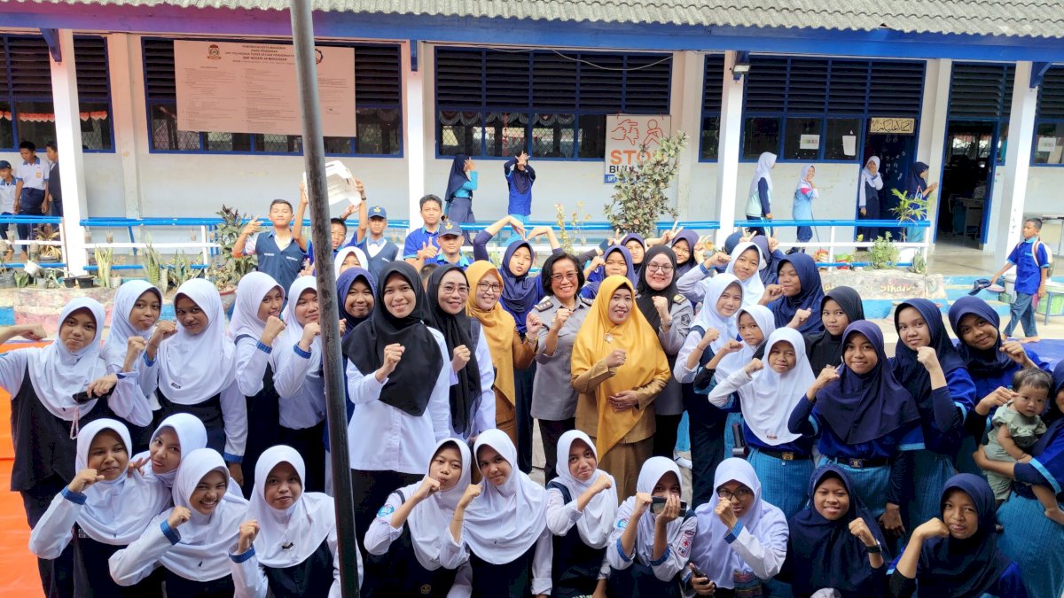 Kanwil Kemenkum Sulsel Bekali Pemahaman Bahaya Pernikahan Dini di SMPN 48 Makassar