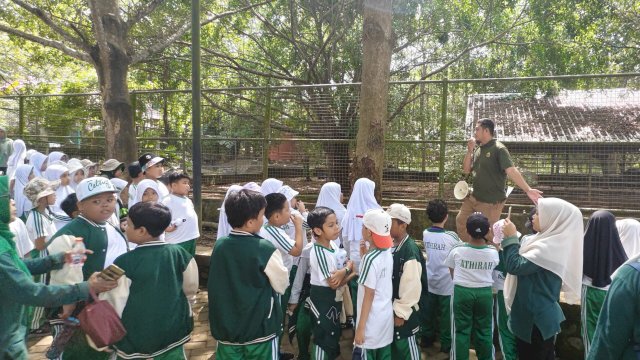 Siswa SD Islam Athirah belajar ke kebun binatang di Kabupaten Gowa. Foto: Istimewa.