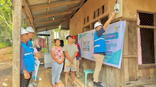 PLN UIP Sulawesi beri listrik gratis 41 keluarga prasejahtera. Foto: Istimewa.