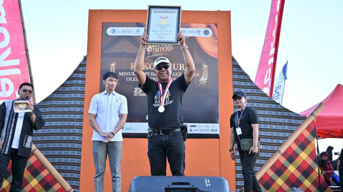 Peserta Minum Kopi dengan Gula Aren Terbanyak di Bulukumba Pecahkan Rekor Dunia MURI