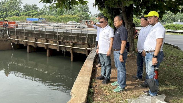 Manajemen PT Vale saat meninjau Sungai Cipinang. Foto: Istimewa.