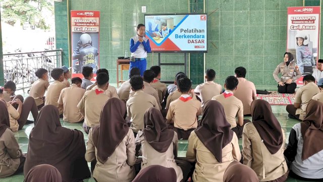Siswa SMAN 2 Gowa yang mengikuti edukasi pentingnya keselamatan berkendara. Foto: Istimewa.