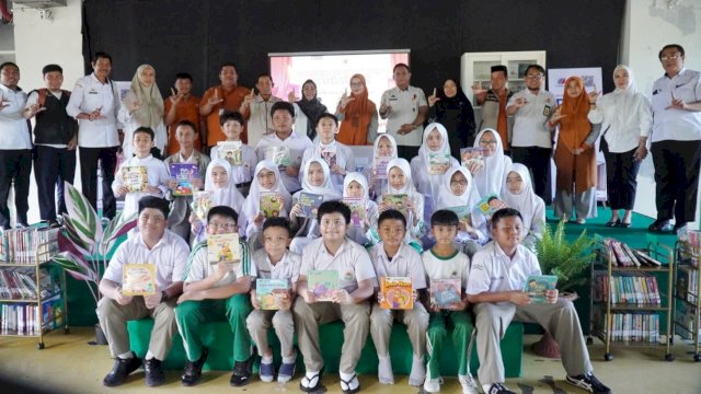 Siswa Sekolah Islam Athirah donasi buku. Foto: Istimewa.