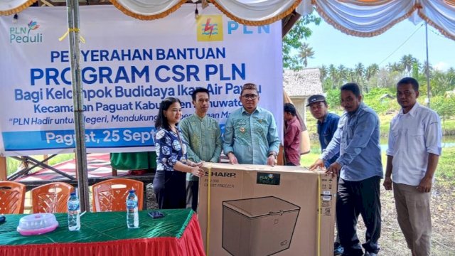PLN UIP Sulawesi menyalurkan bantuan JTSL mendukung budidaya ikan air payau. Foto: Istimewa.