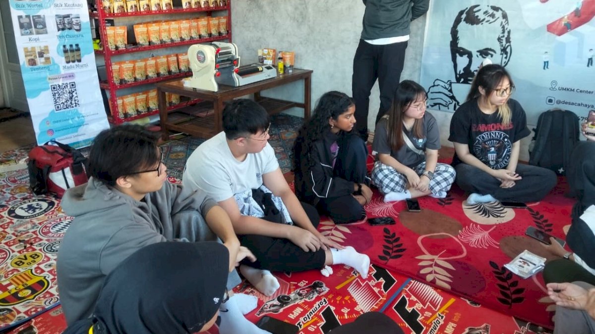 Mahasiswa Singapore Polytechnic Pelajari Produksi Teh Cascara Binaan YBM PLN UIP Sulawesi