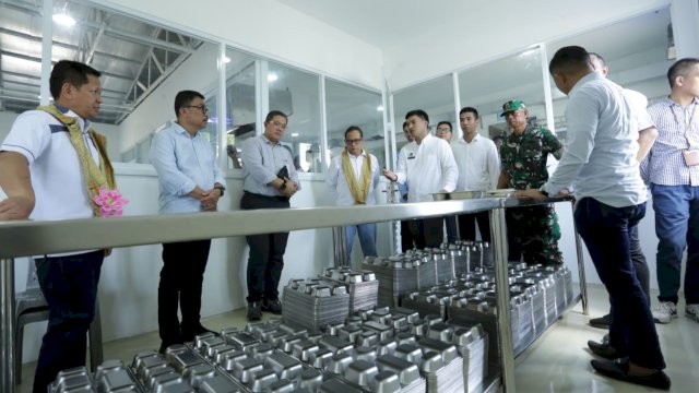 Kepala OJK Sulselbar Moch Muchlasin saat mengunjungi Satuan Pelayanan Pemenuhan Gizi (SPPG) Talaka di Pangkep. Foto: Istimewa.