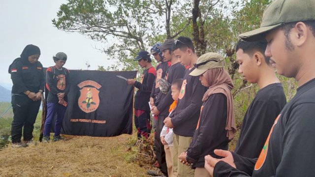 Pengukuhan anggota baru Forum Pemerhati LIngkungan. Foto: Istimewa.