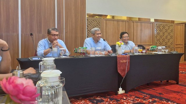 Knowladge sharing OJK Sulselbar bersama media di Makassar menghadirkan Guru Besar Investasi dan Keuangan Islam Universitas Airlangga Prof Dr Imron Mawardi. Foto: Istimewa. Foto: Sri Wahyu Diastuti / Sulselsatu.com.