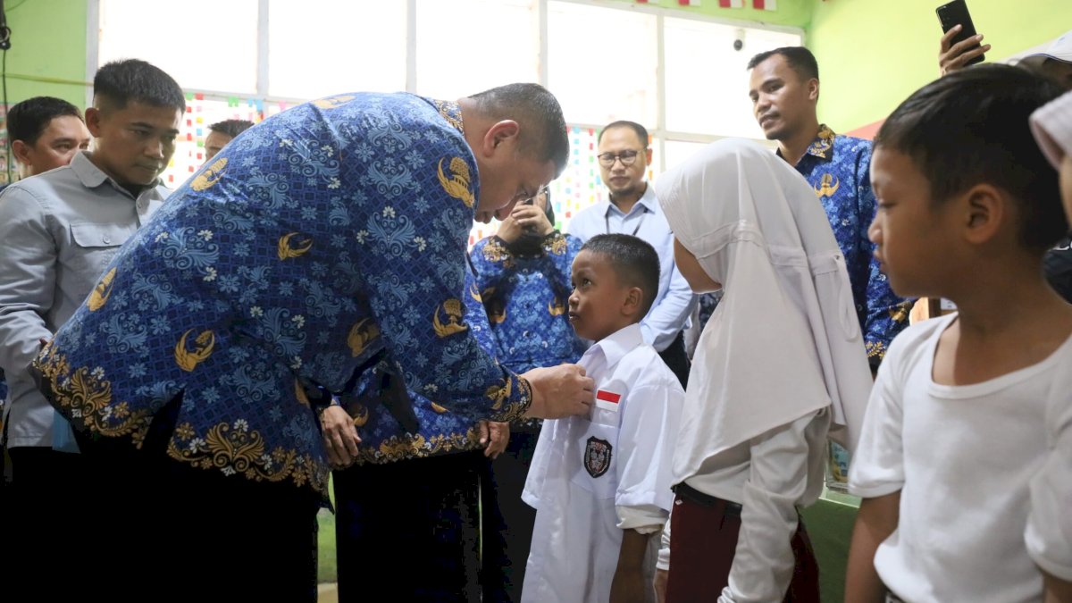 Pemkot Makassar Salurkan Seragam Gratis untuk 135 Siswa SD di Cambaya