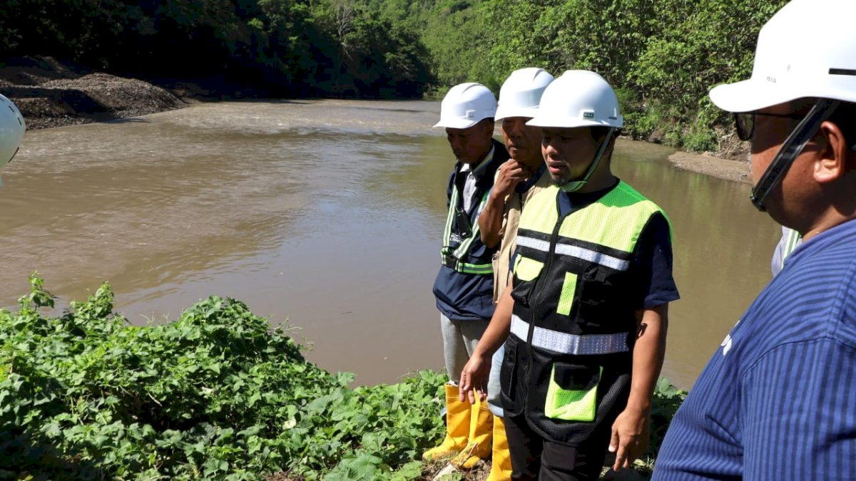 Wali Kota Tasming Hamid Tinjau Langsung Hari Terakhir Pengerukan Sungai di Lompoe