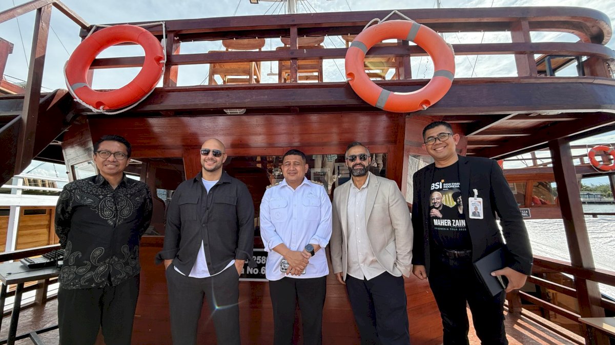 Maher Zain Nikmati Ikan segar serta Keindahan Laut Makassar dengan Wali Kota Makassar
