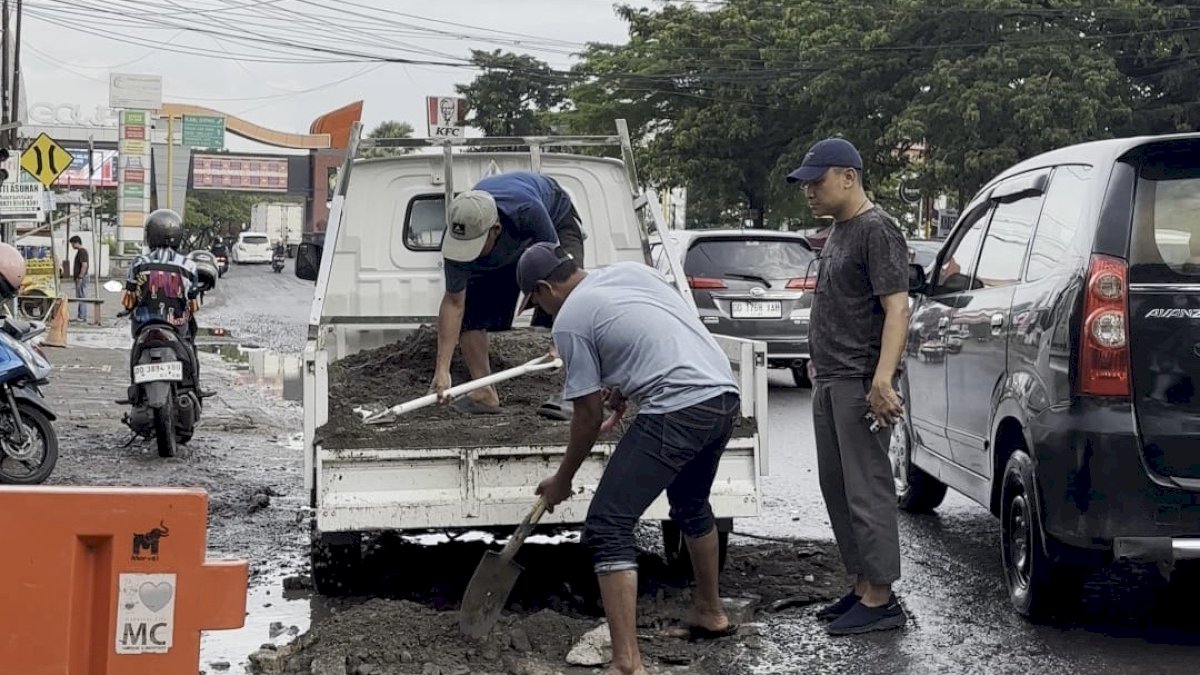 Warga Minasa Upa Turun Tangan Timbun Jalan Rusak Penghubung Makassar–Gowa