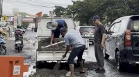 Warga Minasa Upa Turun Tangan Timbun Jalan Rusak Penghubung Makassar&ndash;Gowa
