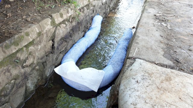PT Vale memasang oil boom, skimmer, dan absorbent pad di sepanjang jalur aliran air utama. Foto: Istimewa.