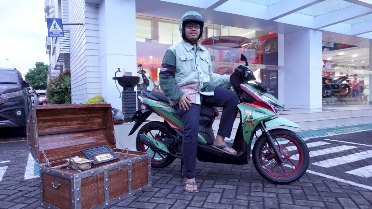 Konsumen Pertama di Makassar Terima Edisi Terbatas Honda BeAT One Piece x Tahilalats