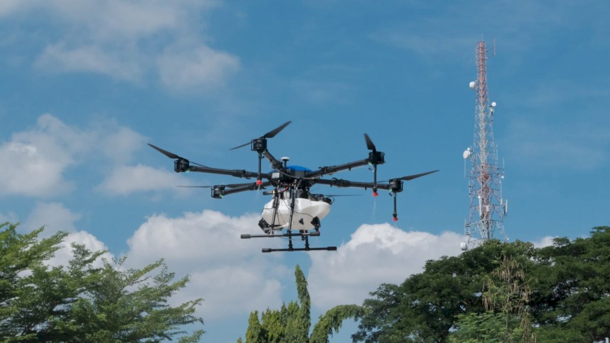 Unhas Tampilkan Dua Inovasi Teknologi: Mobil Listrik dan Drone Penebar Benih Padi
