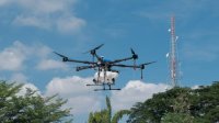 Unhas Tampilkan Dua Inovasi Teknologi: Mobil Listrik dan Drone Penebar Benih Padi