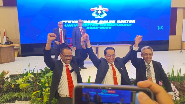 Tiga calon Rektor Unhas periode 2026-2030 foto bersama usai penyaringan. Foto/SS
