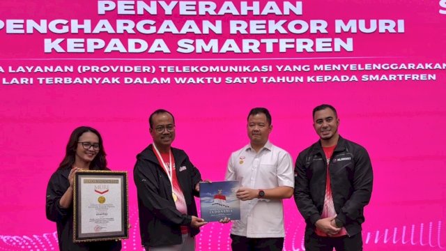 Penyerahan penghargaan Rekor MURI kepada Smartfren. Foto: Istimewa.