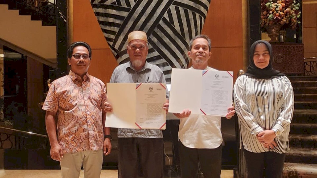 Salinan Keppres Rehabilitasi ke Dua Guru Luwu Utara Resmi Diserahkan, Tenri Indah: Tugas Kami Sudah Selesai