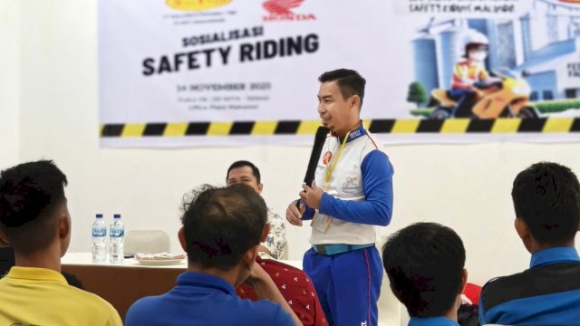 Instruktur safety riding Asmo Sulsel Wanny saat memberikan tips berkendara aman karya PT Malindo Feedmill. Foto: Istimewa.