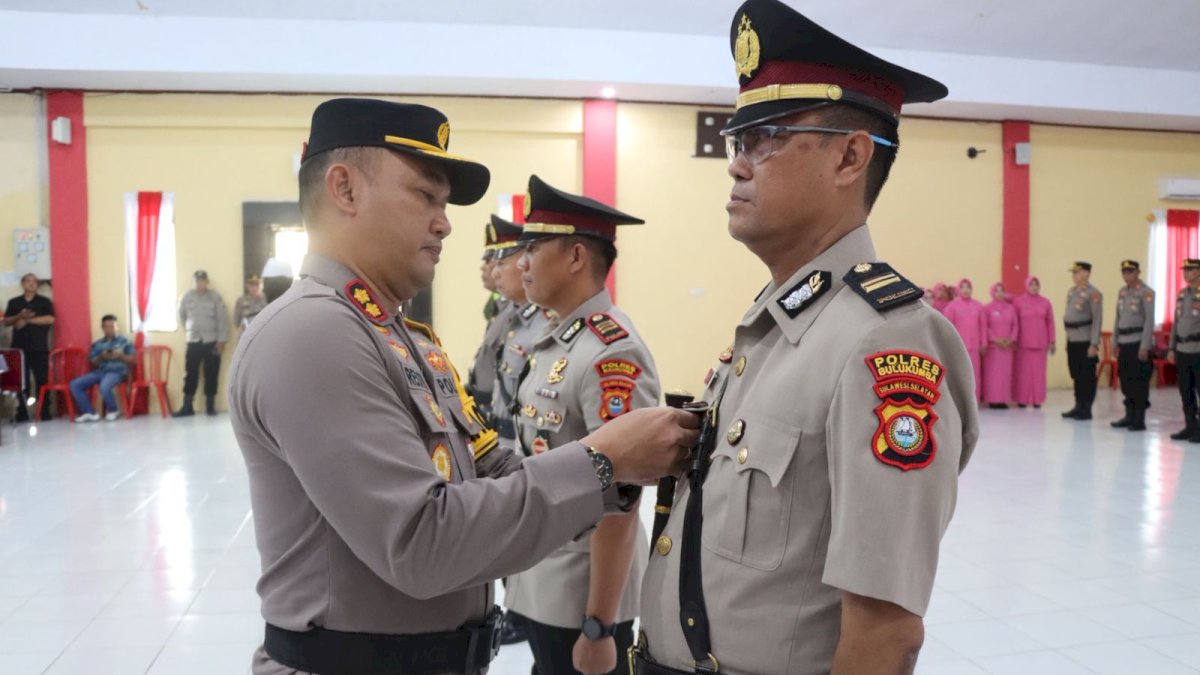 Polres Bulukumba Gelar Sertijab, Kasat Binmas dan Kapolsek Bonto Tiro Berganti, Ini Pesan Kapolres AKBP Restu Wijayanto