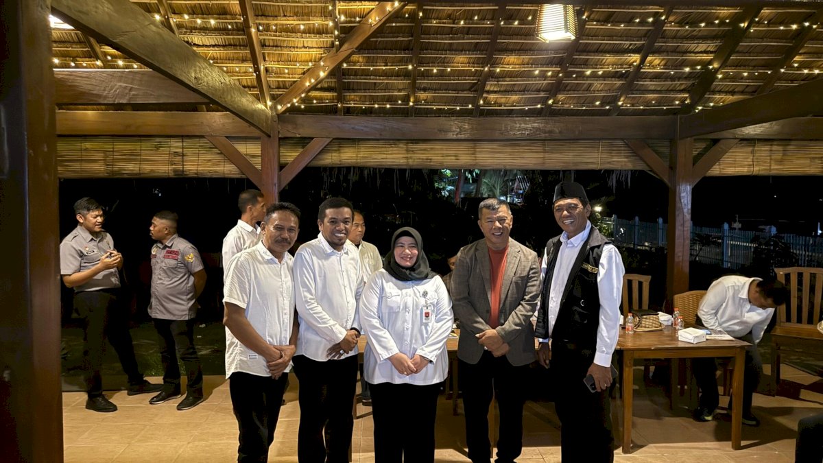 Alumni Paralegal Justice Award Terima Sertifikat dan Pin Non Litigation Peacemaker dari Kanwil Sulsel