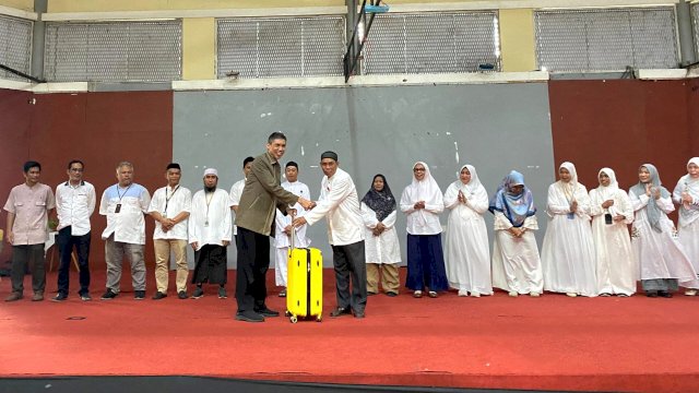 Sekolah Islam Athirah berangkatkan guru dan karyawan umrah. Foto: Istimewa.