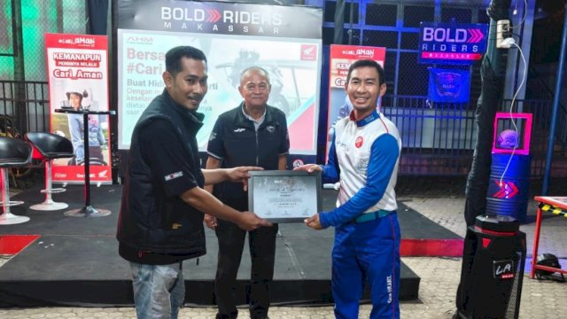 Asmo Sulsel edukasi safety riding komunitas Bold Riders Makassar. Foto: Istimewa.