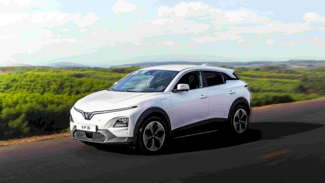 VF 6, kendaraan listrik berukuran menengah VinFast yang baru saja diluncurkan di pasar Indonesia. VF 6 termasuk dalam skema program berlangganan baterai yangbisa menghemat Rp49 juta. Foto: Istimewa.