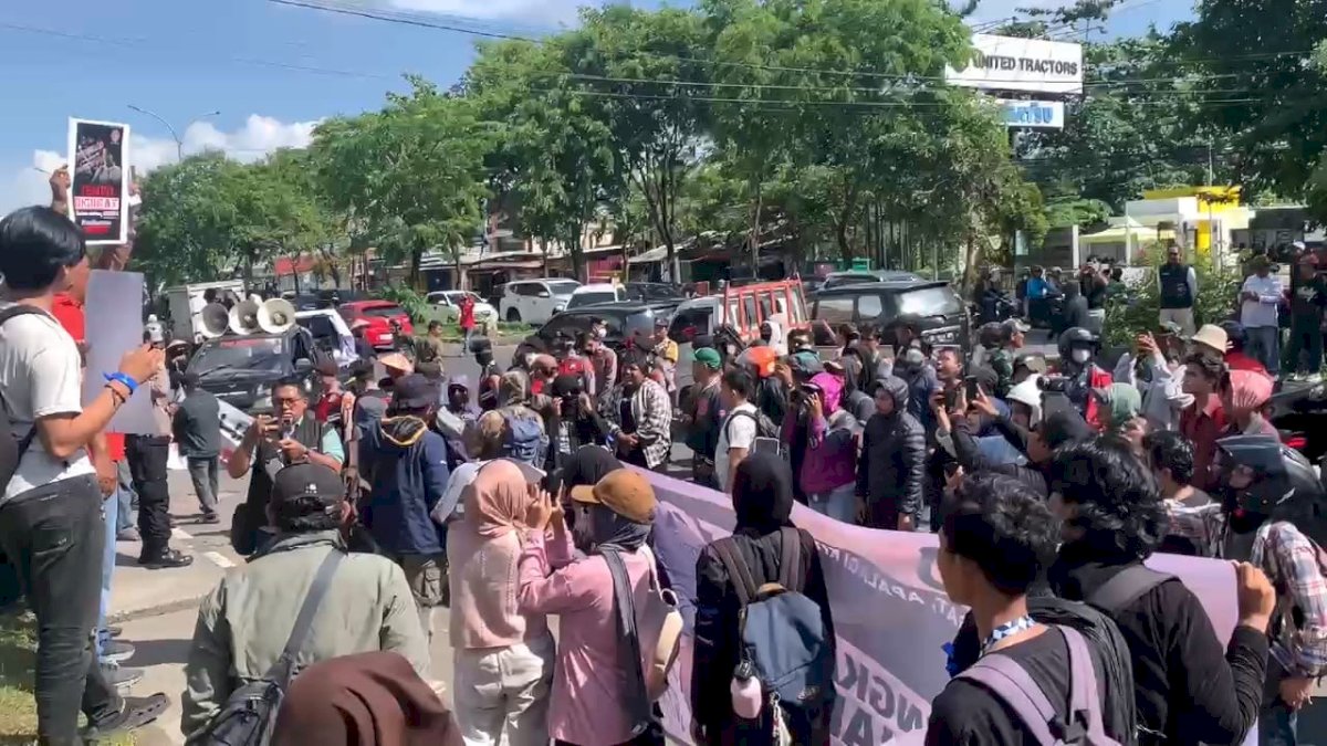 Jurnalis dan Aktivis di Makassar Gelar Aksi Solidaritas Dukung TEMPO, Tolak Gugatan Rp200 Miliar Mentan Amran Sulaiman