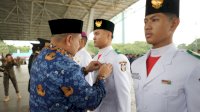 Apresiasi Generasi Muda, Wali Kota Munafri Sematkan Pin Emas Paskibraka di Hari Bela Negara