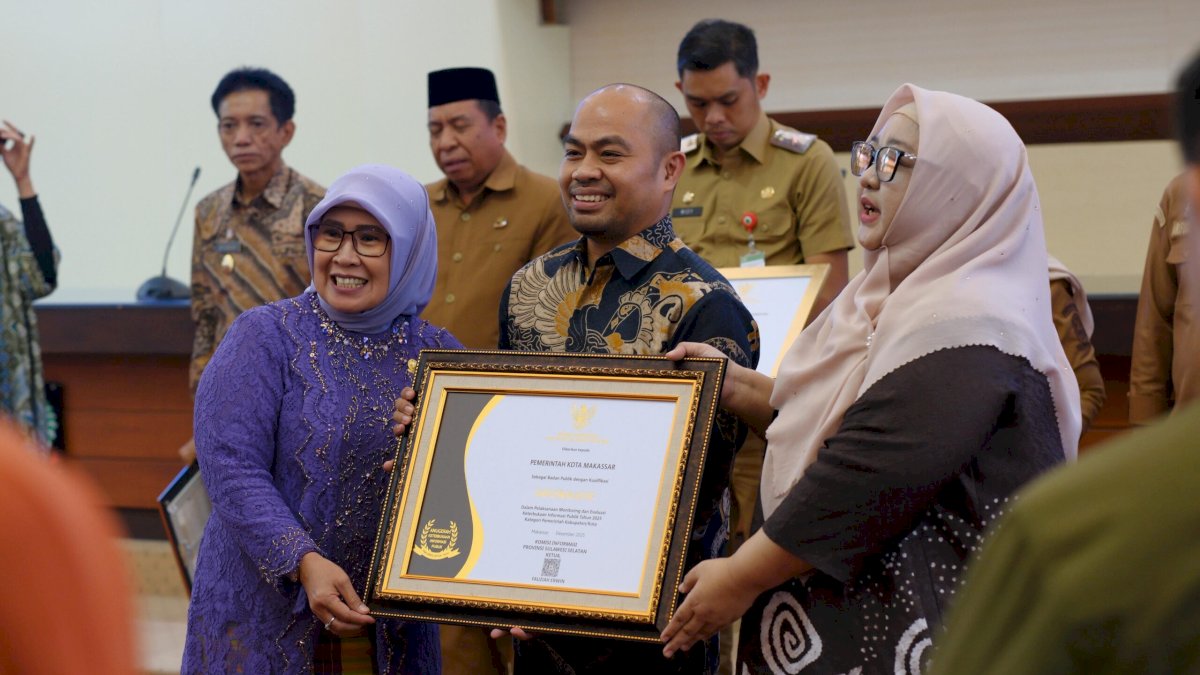 Pemkot Makassar Raih Predikat “Informatif” pada Anugerah Keterbukaan Informasi Publik 2025