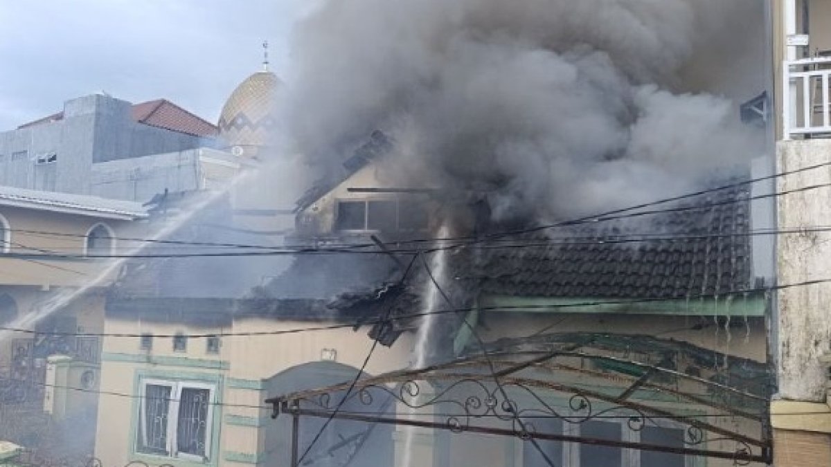 Kebakaran di Masale, Damkarmat Makassar Terjunkan 7 Armada Kendalikan Api