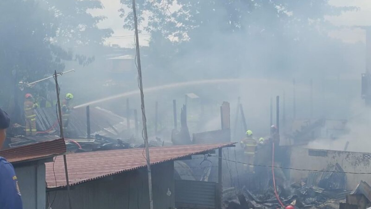 14 Armada Diturunkan, Damkarmat Makassar Berhasil Jinakkan Si Jago Merah