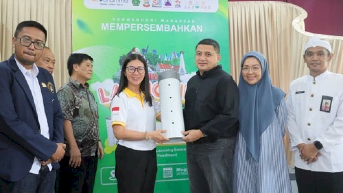 Wali Kota dan Ketua TP PKK Makassar Launching Program BioBerkah 1000 Pipa Biopori Permabudhi